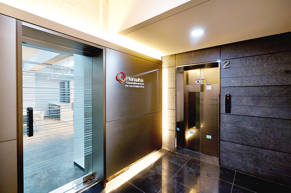 Hanwha General Insurance
Cross-Premium Center in GANGNAM
(한화손해보험 강남교차프리미엄센터)