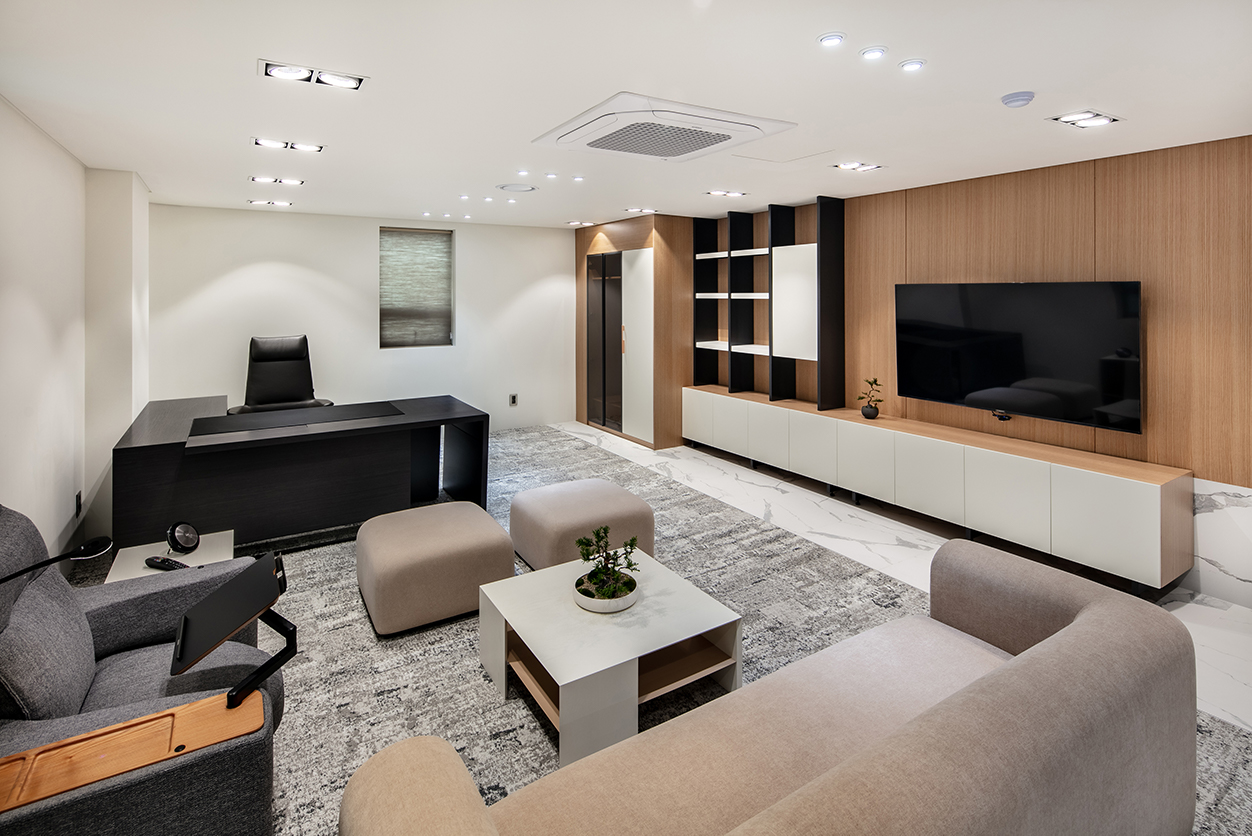 CURACLE
New Headquarters in SEOCHO
(큐라클 서초 신사옥)